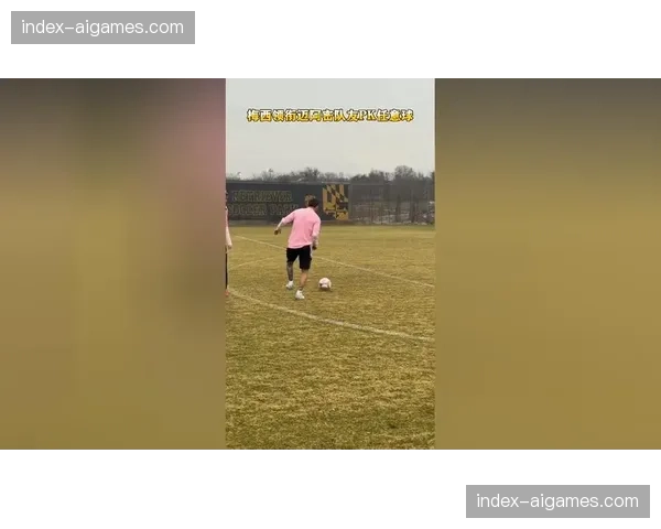 镜头聚焦：弗拉霍维奇主罚任意球前与队友的复杂手势交流